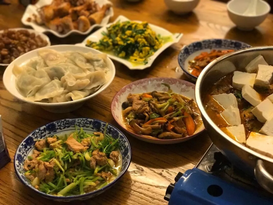 暮色四合，佳肴上桌。  舉杯共享，同慶良辰。